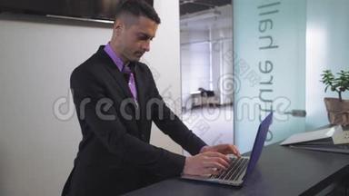 <strong>银行职员</strong>在服务台使用个人电脑。